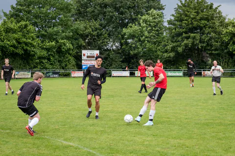 Familie- en vriendenvoetbal - foto 1