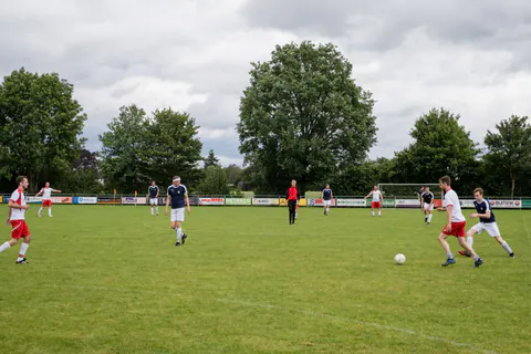 Familie- en vriendenvoetbal - foto 2